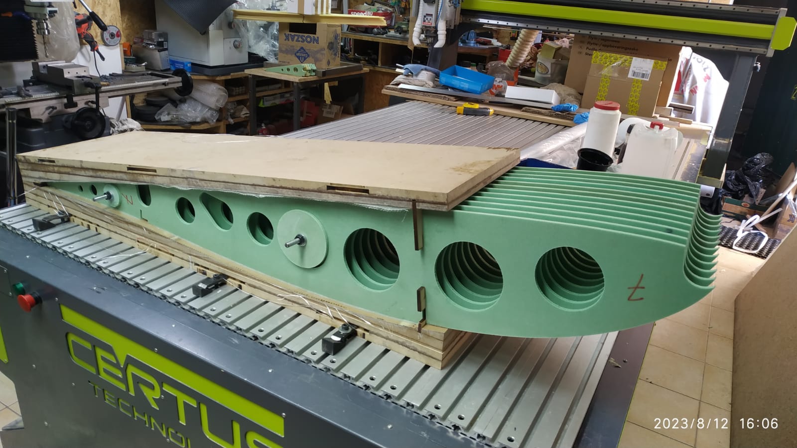 Laminowanie nakładek na żebra skrzydłowe